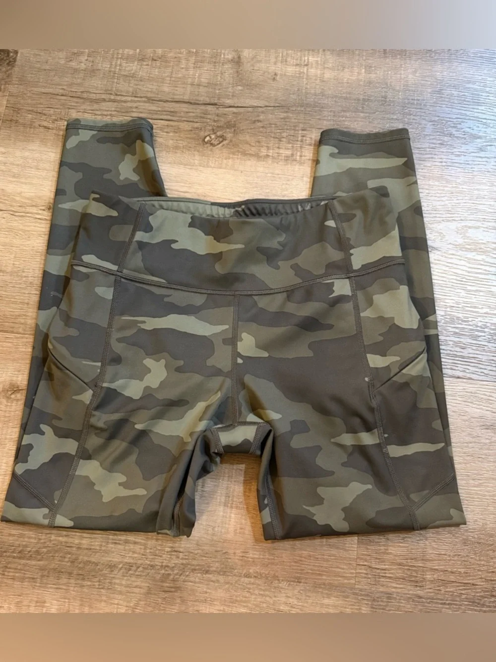 Athleta Camo Contender 7/8 Tight Leggings  in Olive and Black Size Medium